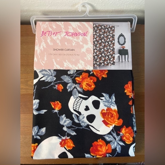 Betsey Johnson Halloween Skull Rose Shower Curtain - Picture 1 of 3